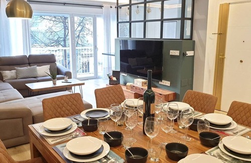 Central District Condo | Elegant apartment ideal for families at 15min from Alhambra. 3 bathrooms, optional parking.