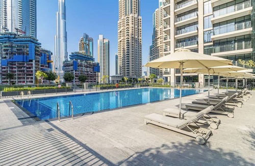 Downtown Dubai Apartment | Elegant Apt With Balcony Minutes from Burj Khalifa