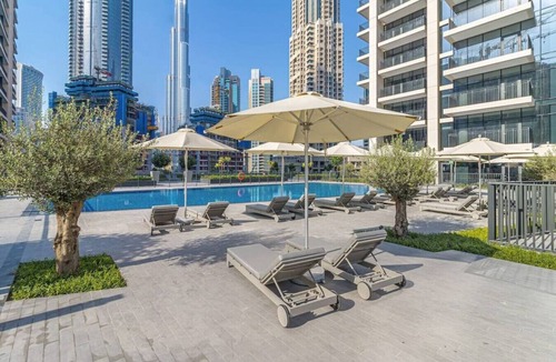 Downtown Dubai Apartment | Elegant Apt With Balcony Minutes from Burj Khalifa