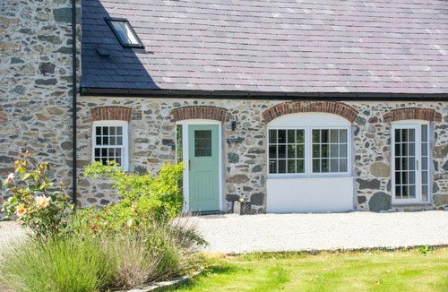 Bryngwran House | Elegant Barn Conversion - Luxury Estate - Hot Tub