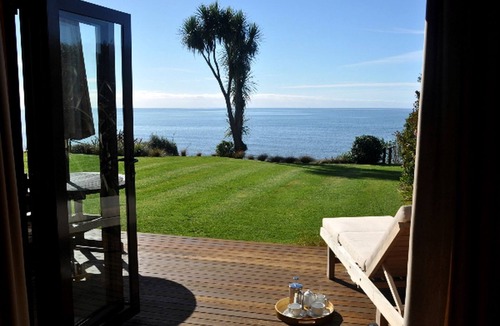Parapara Cottage | Elegant Beachfront Rental for Couples near Golden Bay, New Zealand