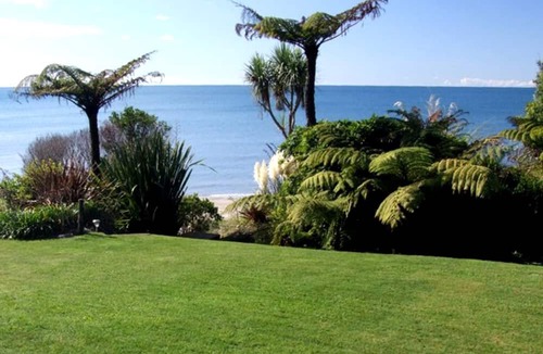 Parapara Cottage | Elegant Beachfront Rental for Couples near Golden Bay, New Zealand