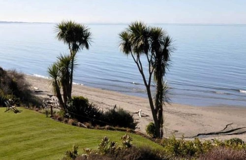 Parapara Cottage | Elegant Beachfront Rental for Couples near Golden Bay, New Zealand