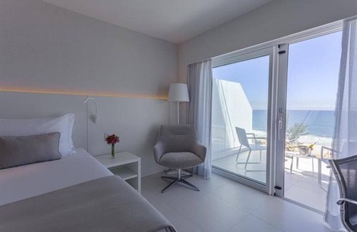 Recreio dos Bandeirantes Hotel | Elegant Beachfront Suite Perfect for a Romantic Getaway in Rio!