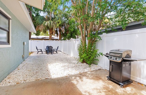 Newtown House | Elegant Boho Beach House, 3 min to Main St. Sarasota, 10 min to Lido Beach
