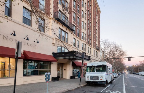 North Brookline Apartment | Elegant Brookline Studio w/Gym & W/D, by Blueground
