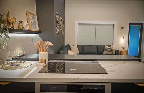 Victoria Park House | Elegant & Chic Condo Prime Location Run by Owners