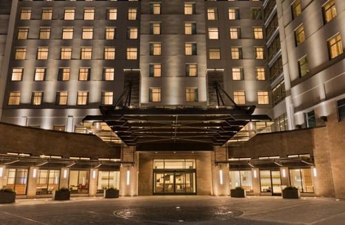 Berkeley Heights Hotel | Elegant Comforts in Berkeley Heights! Free Breakfast, Indoor Pool, Pets Allowed!