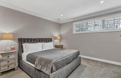 Wrigleyville Apartment | Elegant Condo-Steps from Wrigley Field, 32 Nights condo