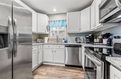 Mobile House | Elegant Escape, 4BR, Arcade Games, Stocked Kitchen, WiFi
