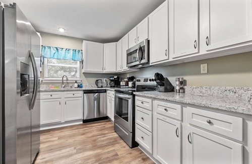 Mobile House | Elegant Escape, 4BR, Arcade Games, Stocked Kitchen, WiFi