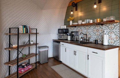 McMinnville Cabin | Elegant Family-Friendly Dome with Outdoor Shower, Jacuzzi and Views in Tennessee