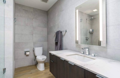Berkeley Hotel | Elegant Flat on Tennyson Street w/Balcony + Rooftop Patio
