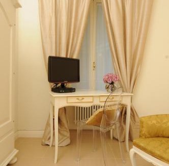 Rione IV Campo Marzio House | Elegant Flat Spanish steps