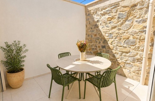 Saint-Laurent-d'Aigouze Apartment | Elegant apartment in the Petite Camargue