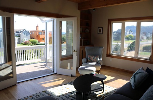 Freeland House | Elegant get-away with breathtaking views of the water, beach, and wetlands