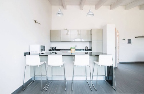 Trequanda Villa | Elegant ground floor villa of 93 m2 consisting of a large living room with sofas and fireplace, kitchen complete with dishwasher, microwave oven, electric oven, coffee machine, kettle, fridge and freezer.Indoor and outdoor dining area, a double bedroom w