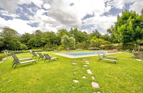 Trequanda Villa | Elegant ground floor villa of 93 m2 consisting of a large living room with sofas and fireplace, kitchen complete with dishwasher, microwave oven, electric oven, coffee machine, kettle, fridge and freezer.Indoor and outdoor dining area, a double bedroom w