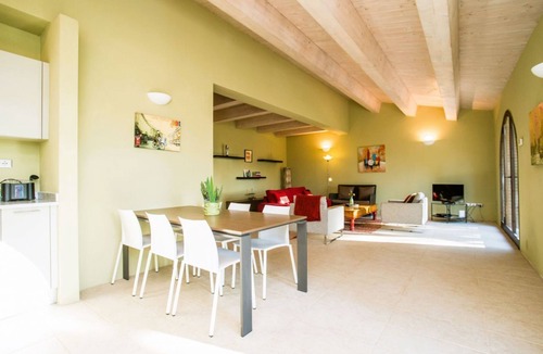 Trequanda Villa | Elegant ground floor villa of 93 m2 consisting of a large living room with sofas and fireplace, kitchen complete with dishwasher, microwave oven, electric oven, coffee machine, kettle, fridge and freezer.Indoor and outdoor dining area, a double bedroom w