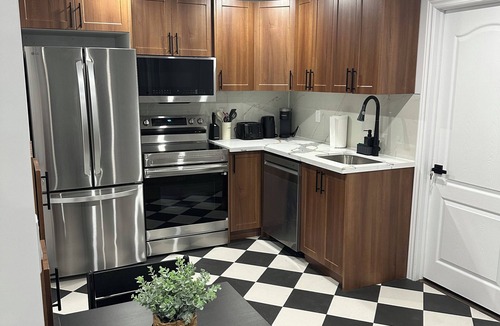 Windsor House | Elegant home 10mins drive to Detroit/Windsor border & 5 mins to Windsor airport.