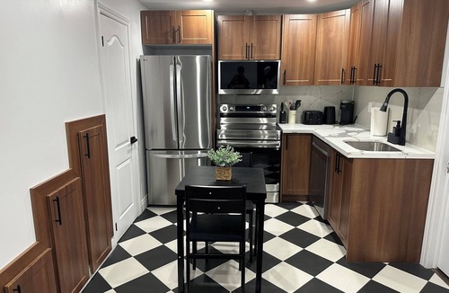 Windsor House | Elegant home 10mins drive to Detroit/Windsor border & 5 mins to Windsor airport.