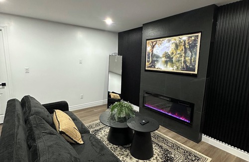 Windsor House | Elegant home 10mins drive to Detroit/Windsor border & 5 mins to Windsor airport.