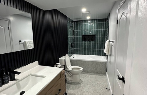 Windsor House | Elegant home 10mins drive to Detroit/Windsor border & 5 mins to Windsor airport.