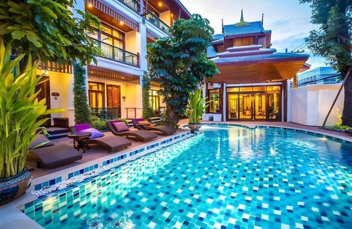Old City House | Elegant King Retreat | Private Balcony & Spa Bath