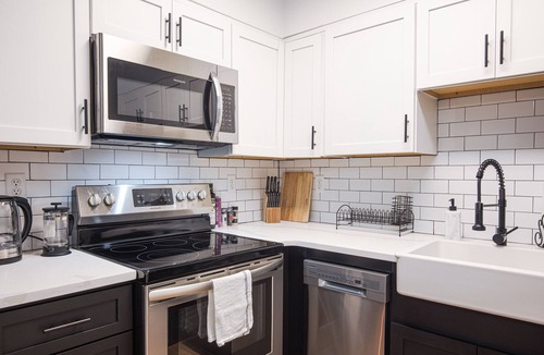 Downtown Memphis Apartment | Elegant King Suite Downtown with Free Parking