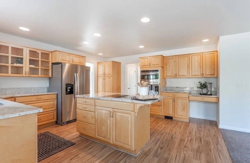 East Wenatchee House | Elegant, Light-Filled Retreat with Scenic Views in a Peaceful Neighborhood