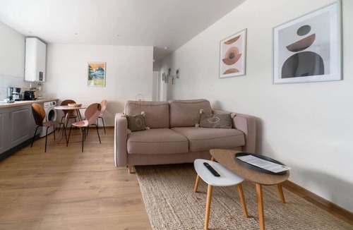 Champ-Capelet Apartment | Elegant loft with interior patio, free parking