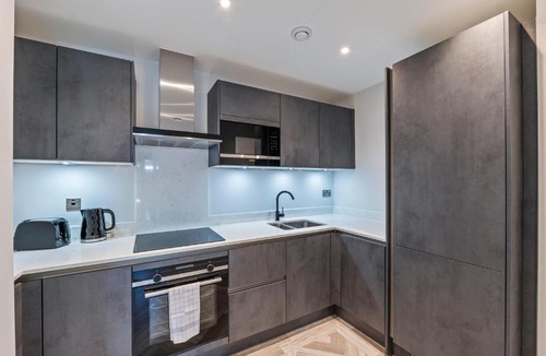 Barnet Apartment | Elegant London Apartment - Next to Tube - Sleeps 4
