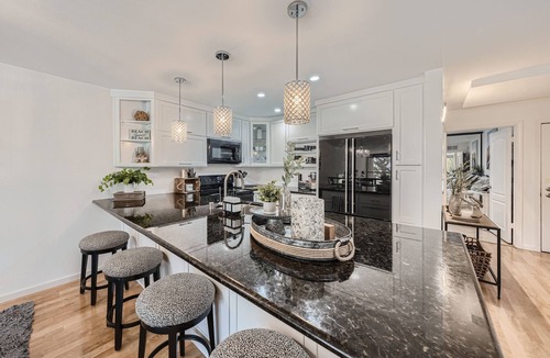 Harbor Condo | Elegant Long Beach Condo - Marina View - Gated - Parking - Pool Access