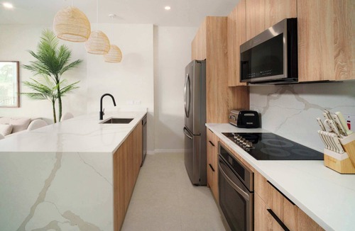 Gibbes Condo | Elegant LUX 2BR, 3mins to Beach! Pool & Deck