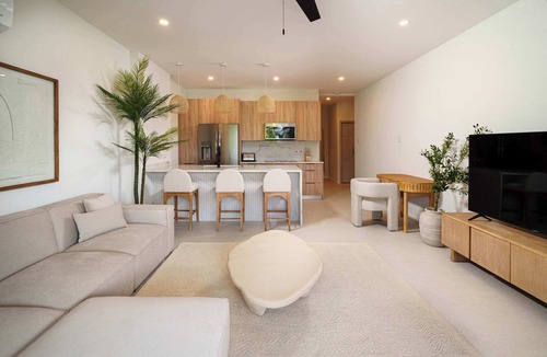 Gibbes Condo | Elegant LUX 2BR, 3mins to Beach! Pool & Deck