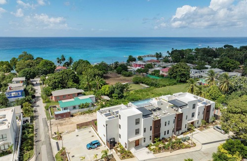 Gibbes Condo | Elegant LUX 2BR, 3mins to Beach! Pool & Deck
