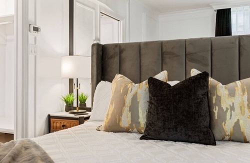 Central Hotel | Elegant Luxury: 2 Bed Canada Place - Self-Parking