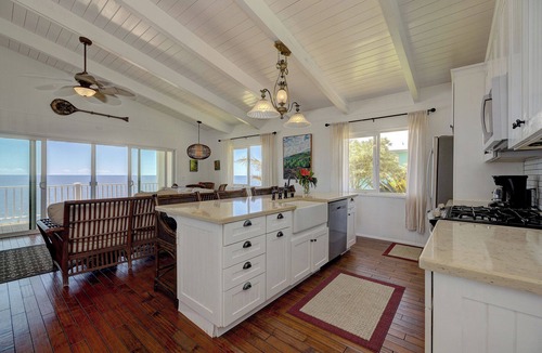 Kehena Beach Estates House | Elegant Oceanfront 2BR Home. Vast Panoramic Views, Steps to Kehena Beach. A/C.