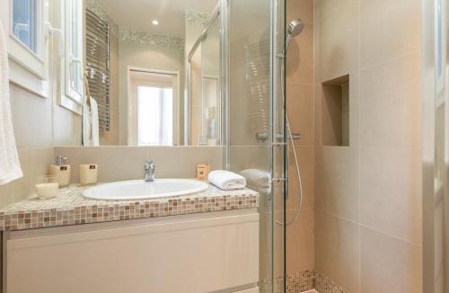 Quartier du Faubourg-Montmartre Apartment | Elegant Parisian Stay - Steps to Opéra, Lafayette & Dining