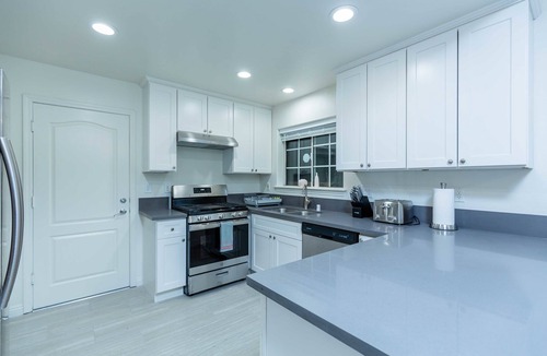 East Pasadena Apartment | Elegant Pasadena Retreat Prime Comfort Awaits