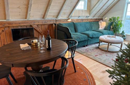East Dover Apartment | Elegant Private Barn Apartment in E Dover with 50 mile view