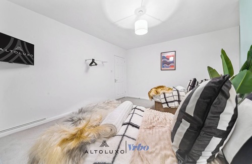 Staple Hill House | Elegant Redhill Drive Retreat|Near Eastville Park