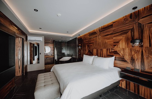 Rio Cuarto Hotel | Elegant Room Designed for Serenity Near Sarmiento Park – Free Breakfast