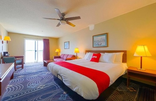Lincoln City Hotel | Elegant Room for Two w/Balcony & Easy Beach Access