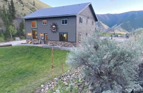 Cobalt Cabin | Elegant Rustic Cabin, Ski, Salmon River Dark Sky Sleeps 11 Huckleberry picking