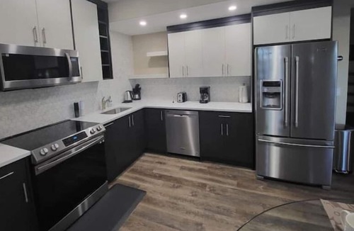 Sage Hill Apartment | Elegant & Spacious 2bdrm - Prime NW YYC Location, close to airport and mountains