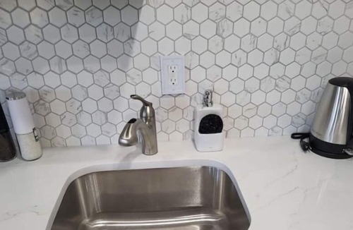 Sage Hill Apartment | Elegant & Spacious 2bdrm - Prime NW YYC Location, close to airport and mountains