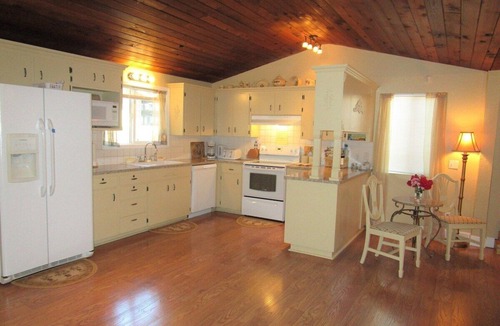 Creswell House | Elegant & Spacious Home, 5 Bed/3 Bath, Sleeps 14, 15 Minutes to U of O.