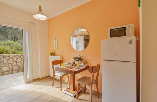 Kontokali Apartment | Elegant Studio for Quiet Holidays with Swimming Pool & Large Garden