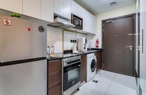 Al Quoz Apartment | Elegant Studio with Balcony in Liwan – Ideal for Long Stays in Dubai